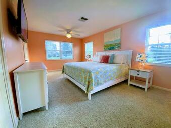 Coral Skies Over Siesta Key - Spacious One Level, Pet Friendly With A Pool!