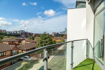 Serviced Apartment In Liverpool City Centre - Free Parking - Balcony - By Happy Days
