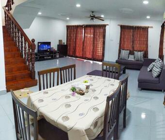 Victoria Homestay Sibu - Next To Shopping Complex, Party Event & Large Car Park Area With Autogate
