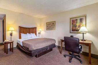 Hotel Clarion Inn & Suites